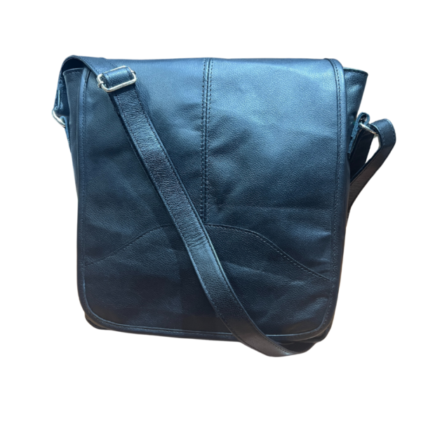 morral de cuero vertical con solapa